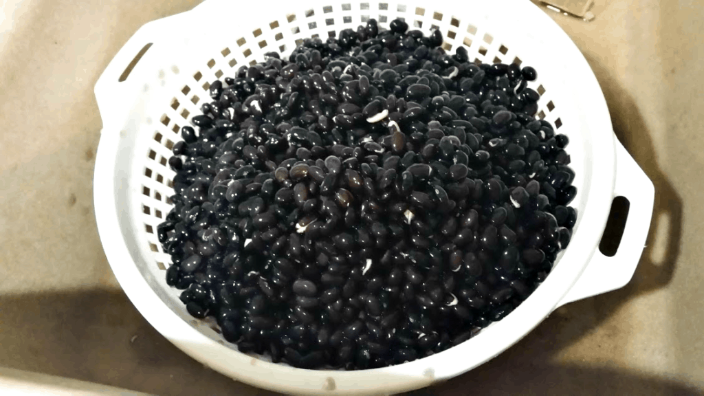 Don't be afraid of dried beans! Here is a frugal recipe for slow cooker black beans to help you save money and eat healthy! #frugal #recipe #slowcooker