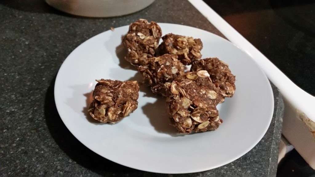 These chocolate peanut butter energy bites make the best pre-workout snack! Only 4 ingredients! www.nogettingoffthistrain.com