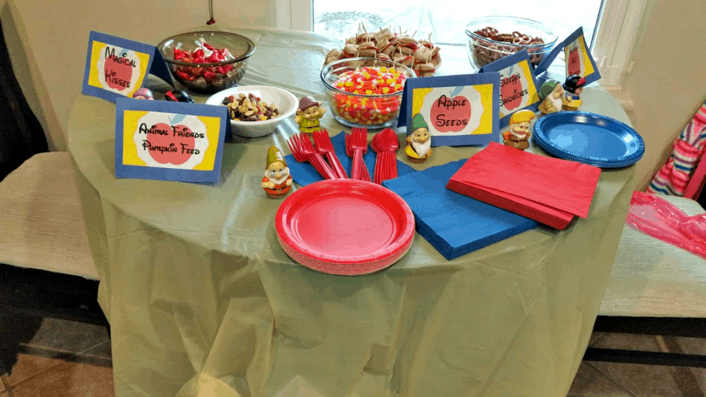 What a cute idea for a Snow White birthday party! Budget friendly food and decoration ideas plus a free printable! www.nogettingoffthistrain.com