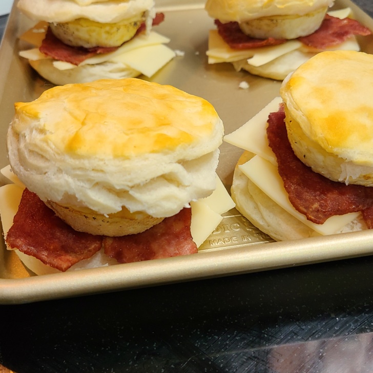 Meal Prep Bacon Egg and Cheese Biscuits - No Getting Off This Train