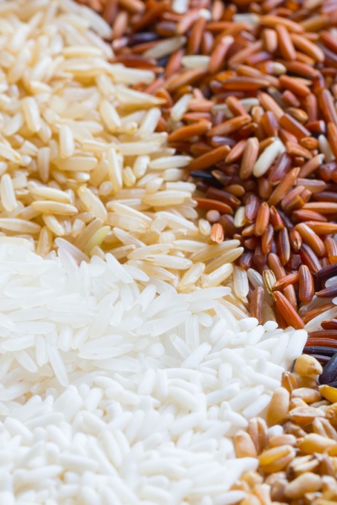 A pile of miscellaneous types of dried rice
